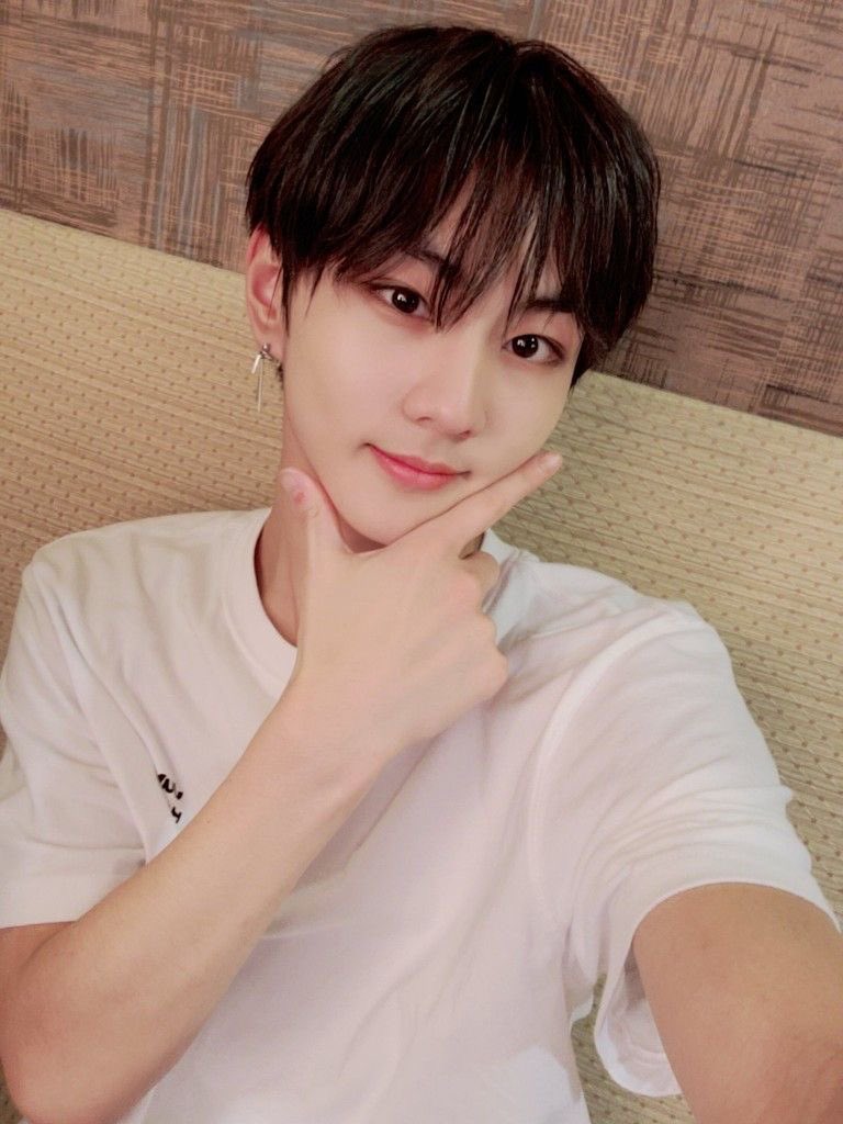 Brokenkitti's tweet image. ~ jungwon ⭑.ᐟ
 playful kitty idol 𑄝
 21 – sings &amp;amp; teases 彡彡
 strawberries &amp;amp; choco 🍓
 ↻ &amp;amp; ♡ to be moots