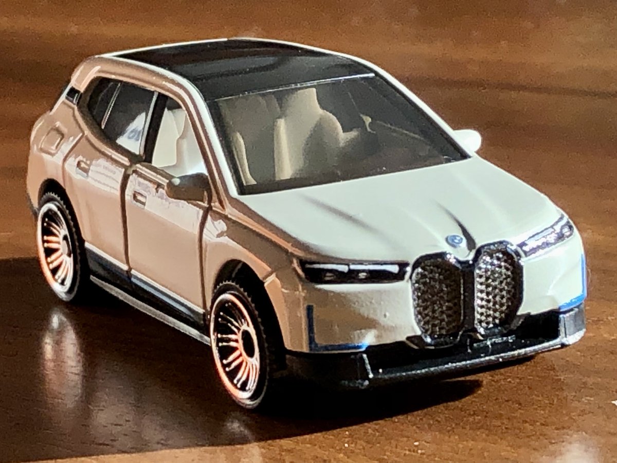 旅先で初めて実車を見たBMW iX。
ミニカーと同じくグラスルーフで未来的でした。