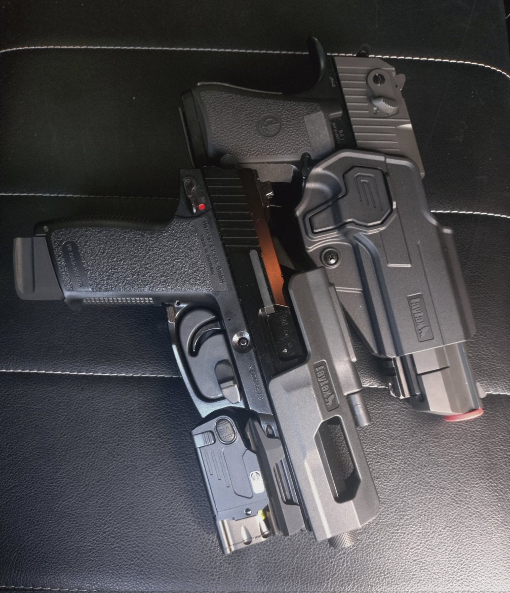 TM #デザートイーグル
KSC #Mk23
お気に入りのバカデカ銃2丁用ホルスター。
どちらもLayLaxです。
デザートイーグル用はマウントレール付でも入る形状でしっかりロックするものを探した結果これに。
Mk23用はSBAL-PL付で使いやすいものを探した結果これに。
#サバゲー