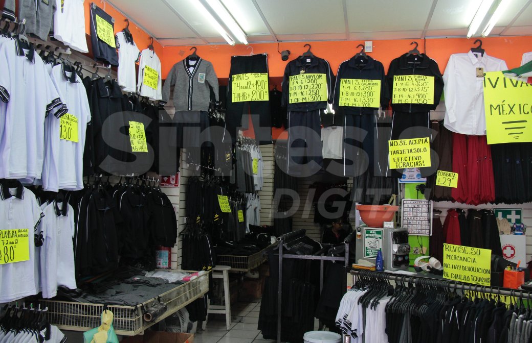 sintesisweb's tweet photo. 🏫Algunos padres adelantan sus gastos de regreso a clases, los uniformes son sus primeras compras.

📸@FotoSintesisOB https://t.co/y6lLqXwZsz
