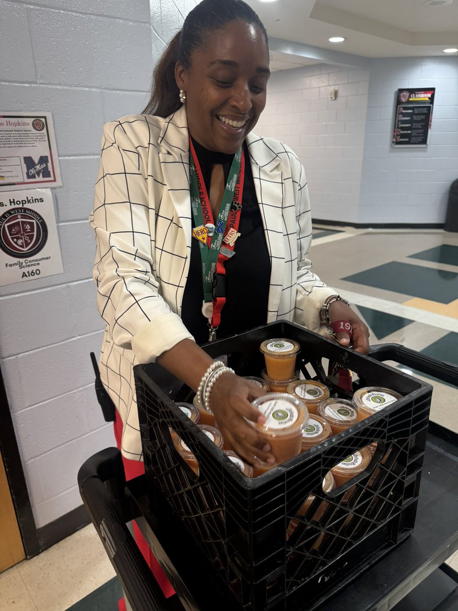 PaulDWestMiddle's tweet photo. Thank you to our business partner @ArdensGardenATL for providing Smoothies for our teachers! What a great midday pick me up! #OurCommunityCares https://t.co/AcsnDGAuFG