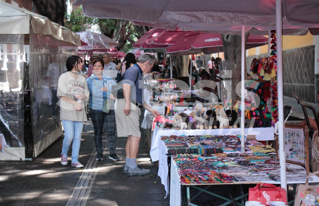 sintesisweb's tweet photo. 🌆Los artesanos del bazar que se coloca en la Plaza Jhon Lennon se estarán colocando de lunes a domingo durante lo que resta de este periodo vacacional, esperando incrementar sus ventas.

📸@FotoSintesisOB https://t.co/5StaKFJGZn