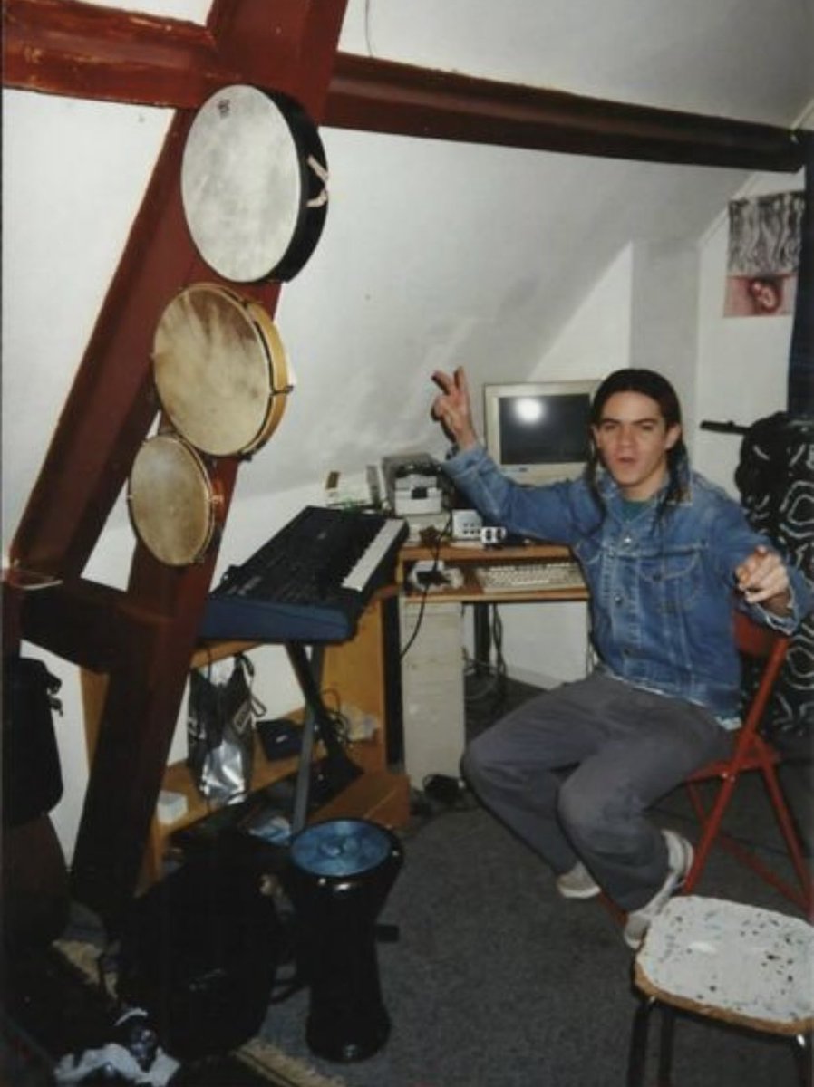 Juangaleano's tweet photo. 2005-2025
Hace 20 años sacaba mi primer EP “Melancolombia” cuando estaba estudiando en Holanda.
Este jueves y 20 años después sale mi tercer disco “667”, una exploración Latinoamericana que empezó hace muchos años cuando la tierra quemaba a la distancia. https://t.co/G9pm3YDffG