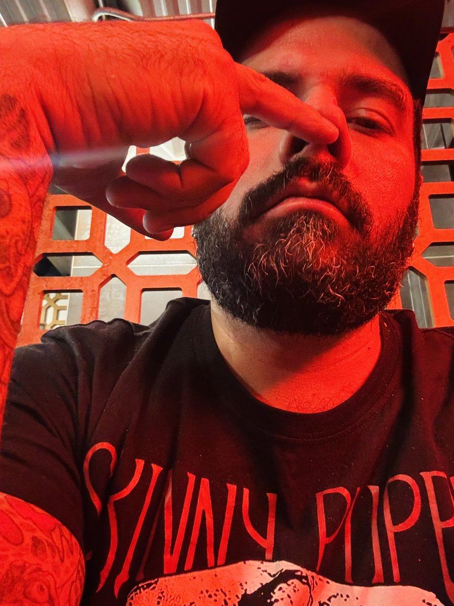 ¿Cómo criar hijos y que no salgan #posers?

#skinnypuppy #industrialmusic #industrialrock #industrial #electroindustrial #ebm #elhomerow