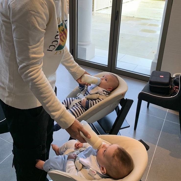 𓄹 𓈒 ﹫ 𝖲𝖾𝗅𝖾𝗇𝖺_𝖣𝖾𝖫𝗎𝖼𝖺
             ⠀⠀⠀⠀   𝗶𝗻𝘀𝘁𝗮𝗴𝗿𝗮𝗺 . .  #𝙵𝙴𝙴𝙳 .ᐟ

Atrasado mas sem deixar de dizer, Feliz dia dos pais meu amor, obrigada por ser o melhor pai do mundo para nossos filhos ❤️