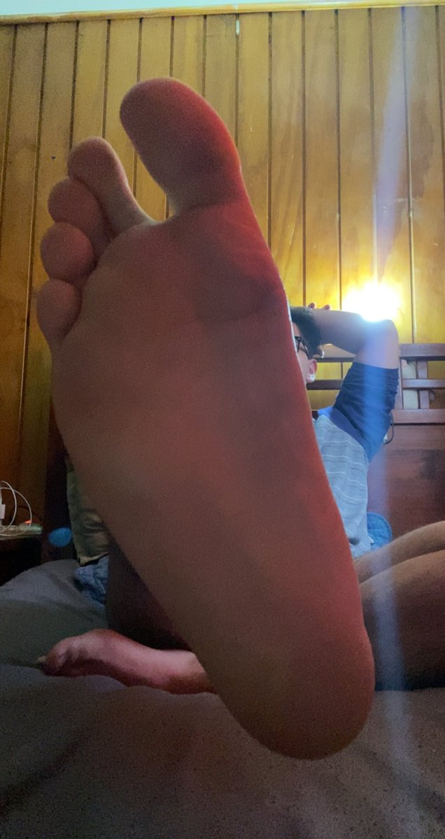 AleGunx's tweet photo. @atuspies12 25 años, de Chile
Me encanta humillar y degradar, mi arma favorita es el Findom. Si un perro quiere atención tiene que pagar.
Limites únicamente el scat. https://t.co/Cp3YM9Pxcj