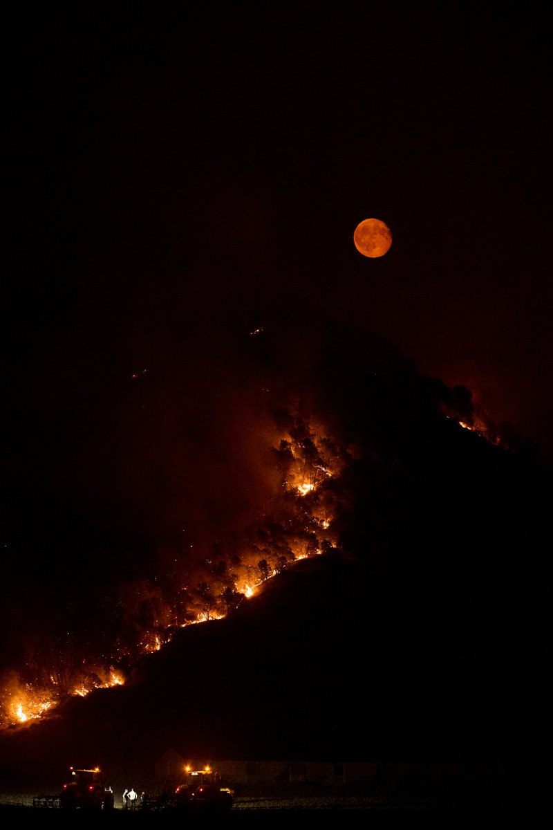 Cuando el cielo se junta con el infierno. 
Amanecer lunar sobre #IFCarcastillo

2025-08-10
© Pablo Lasaosa