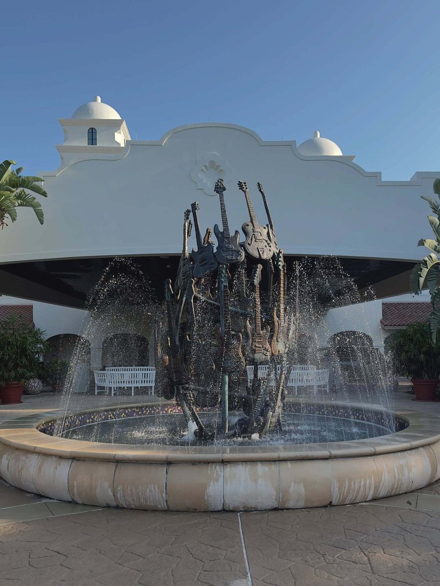 Fun Fact: Our magnificent Guitar Fountain includes 39 swirling guitars enveloped in a shimmering cascade of sparkling water.🎸⛲ 

📸: @goodlifeaxk