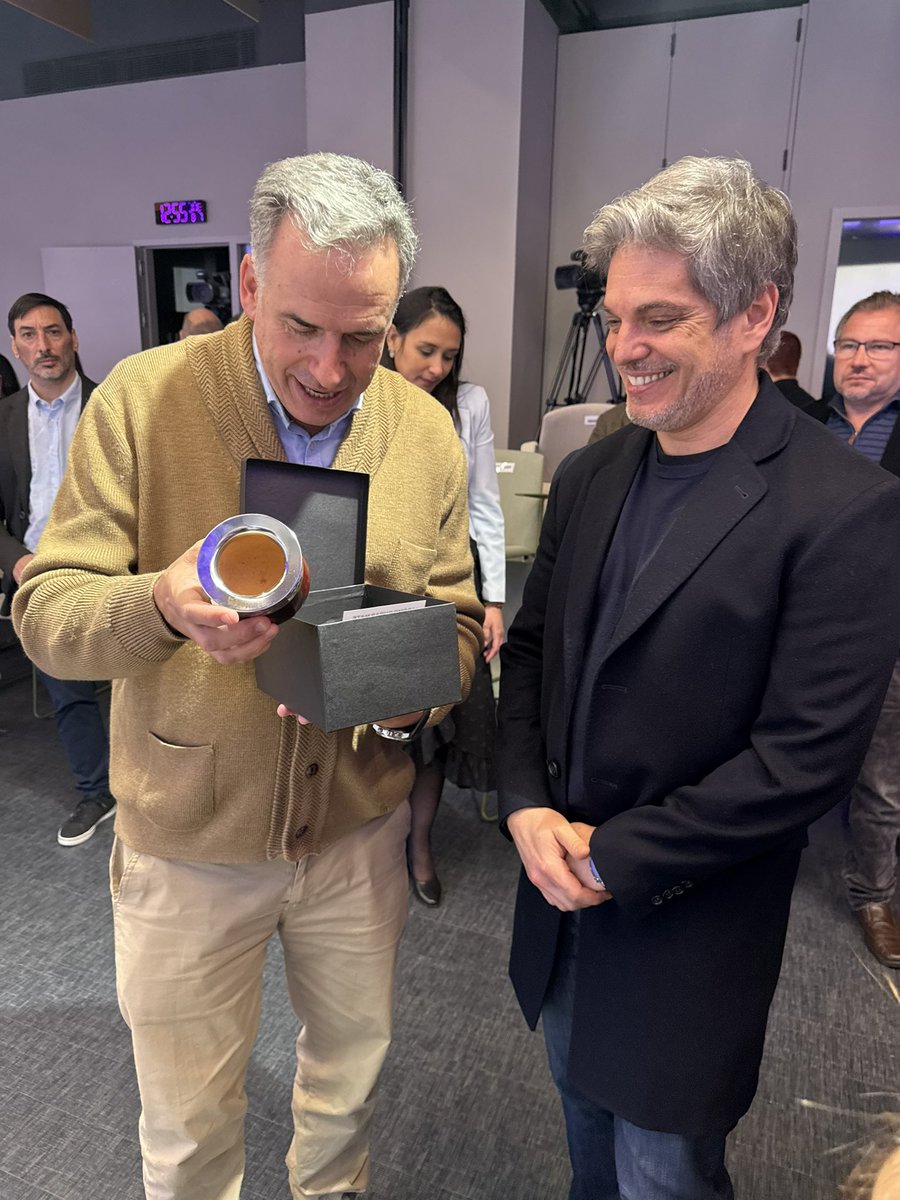 Tuve la oportunidad de visitar Montevideo e ir al evento de <a href="/ObservadorUY/">El Observador Uruguay</a> - Smart Cities Summit 2025 y mantener un cordial encuentro con el Presidente de Uruguay, <a href="/OrsiYamandu/">Yamandú Orsi</a>.🙌🏼

En nombre de TecBA, le entregué un mate como presente y símbolo de agradecimiento por el espacio