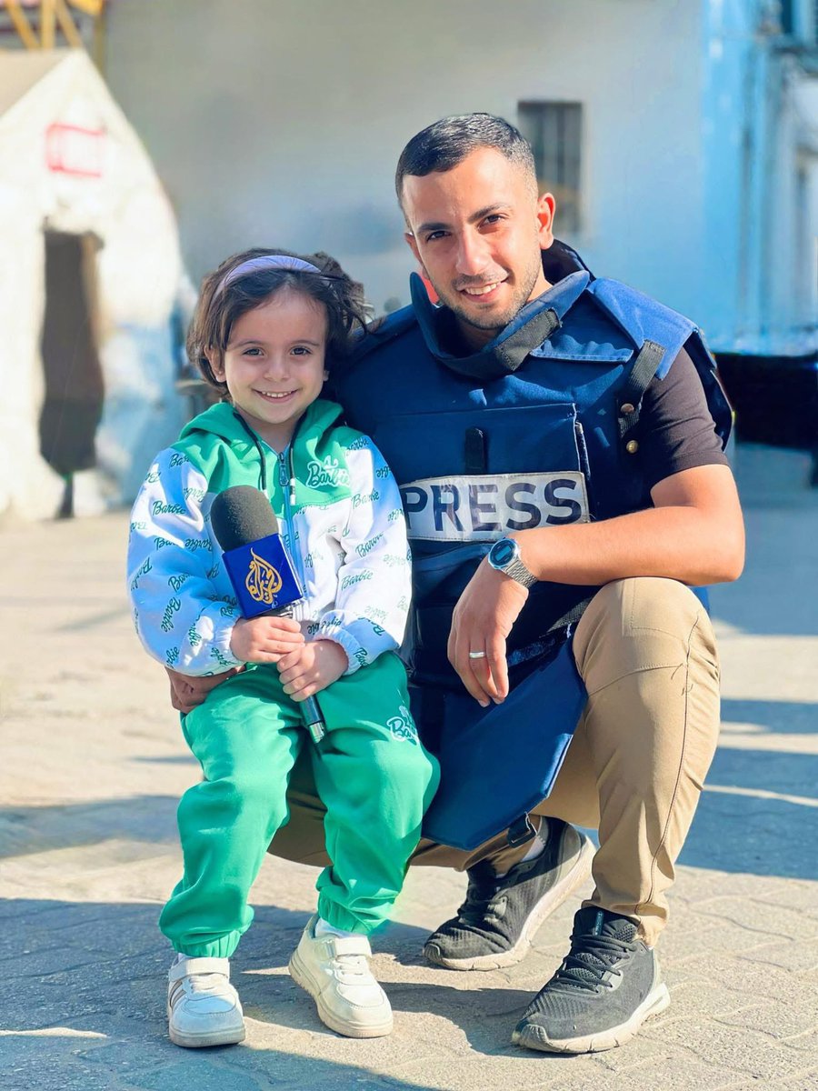 كتبت زوجة أنس الشريف: 

"شام متعلقة جدًّا بأنس لدرجة أنها لا تتركه أثناء التغطية، وتبحث عنه في كل مكان وعندما تسمع صوته عبر الراديو تأتي وكأنها تسمع صوته لأول مرّة ❤️"

ستقفُ شام يومًا تكملُ المسير من بعده، ستكمل أثره وتكون صدى صوته..