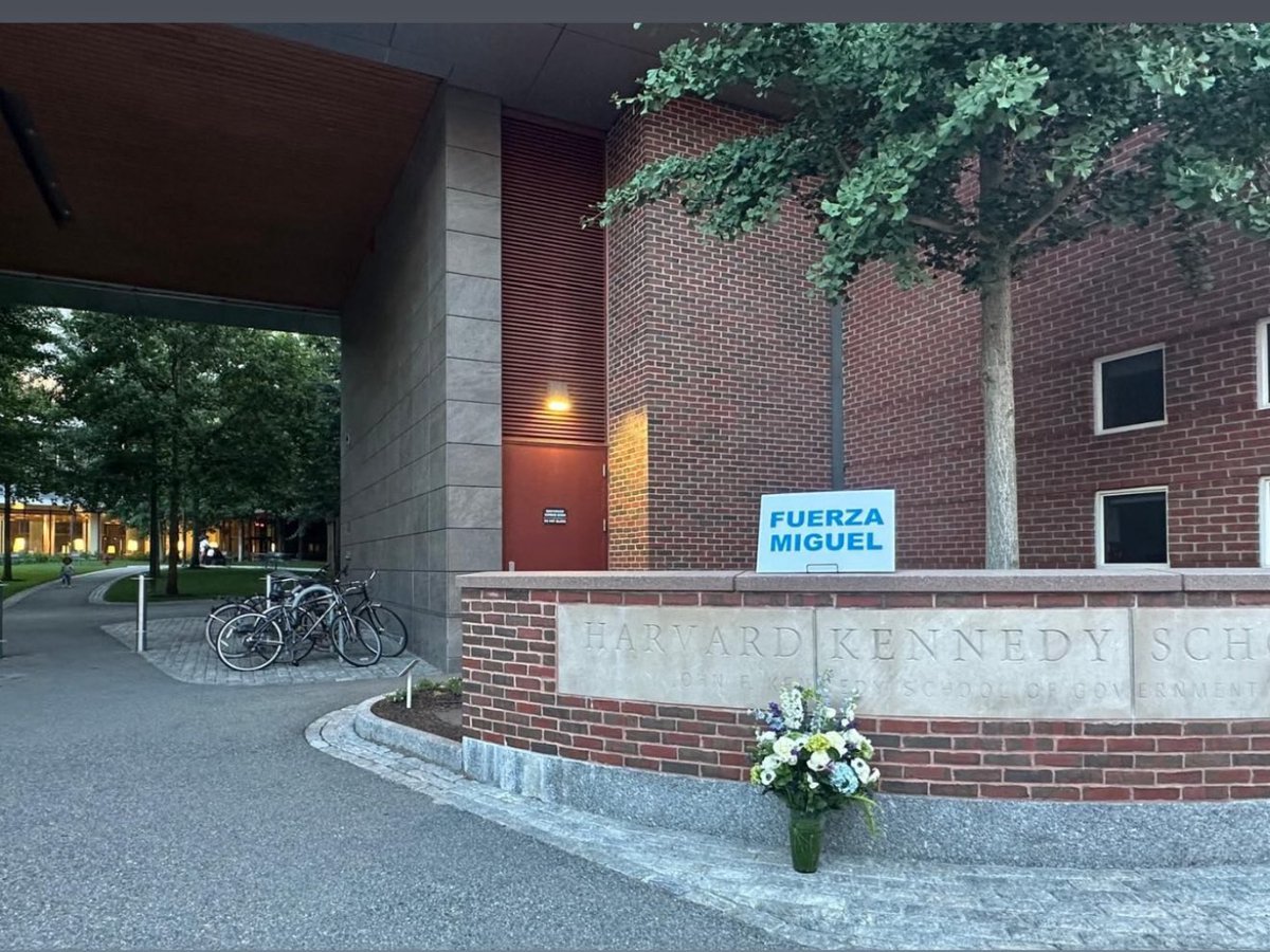 Luis Carlos Vélez 🌎 (@lcvelez) on Twitter photo En la entrada de <a href="/Kennedy_School/">Harvard Kennedy School</a> la escuela de gobierno de <a href="/Harvard/">Harvard University</a> estudiantes dejan un letrero y un ramo de flores recordando a <a href="/MiguelUribeT/">Miguel Uribe</a> ex alumno de la institución En la entrada de <a href="/Kennedy_School/">Harvard Kennedy School</a> la escuela de gobierno de <a href="/Harvard/">Harvard University</a> estudiantes dejan un letrero y un ramo de flores recordando a <a href="/MiguelUribeT/">Miguel Uribe</a> ex alumno de la institución