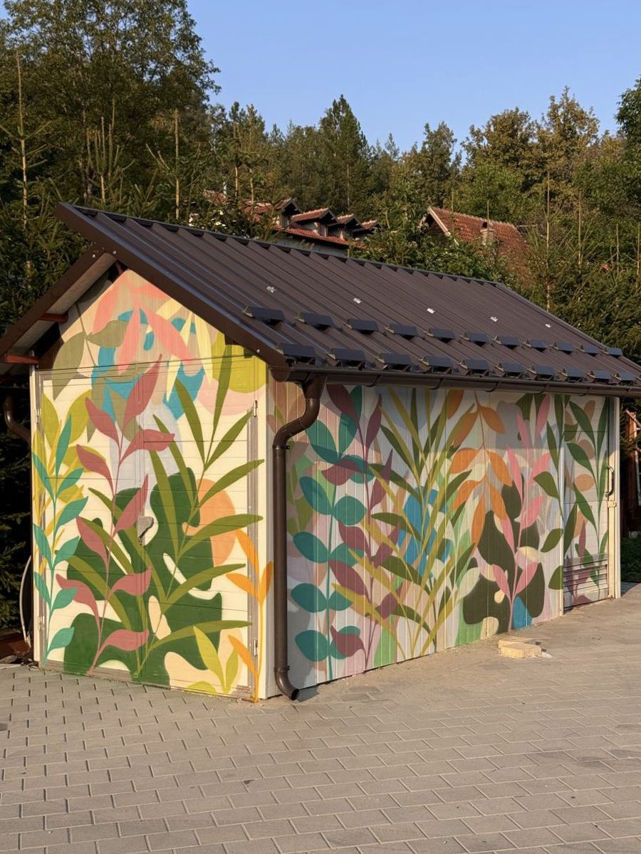 Prijatelji, prošle godine sam oslikao pomoćni objekat privatne kuće pored planine Zlatar. Vaše utiske o viđenom napišite u komentarima. 🤝