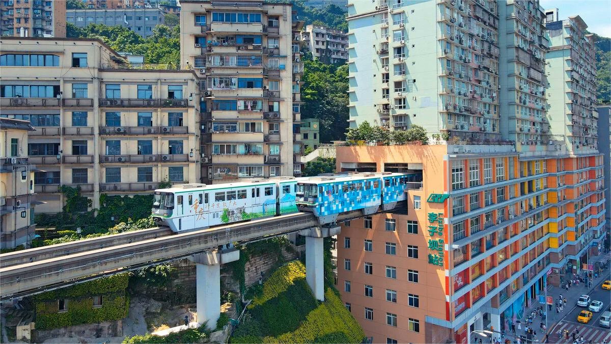 arabuncuttv's tweet photo. – Liziba Station
– Built into the 6th–8th floors of a 19-story building
– Passengers live just meters from the tracks
– Designed to save space in one of China’s most crowded cities https://t.co/NnxHh3xmjt