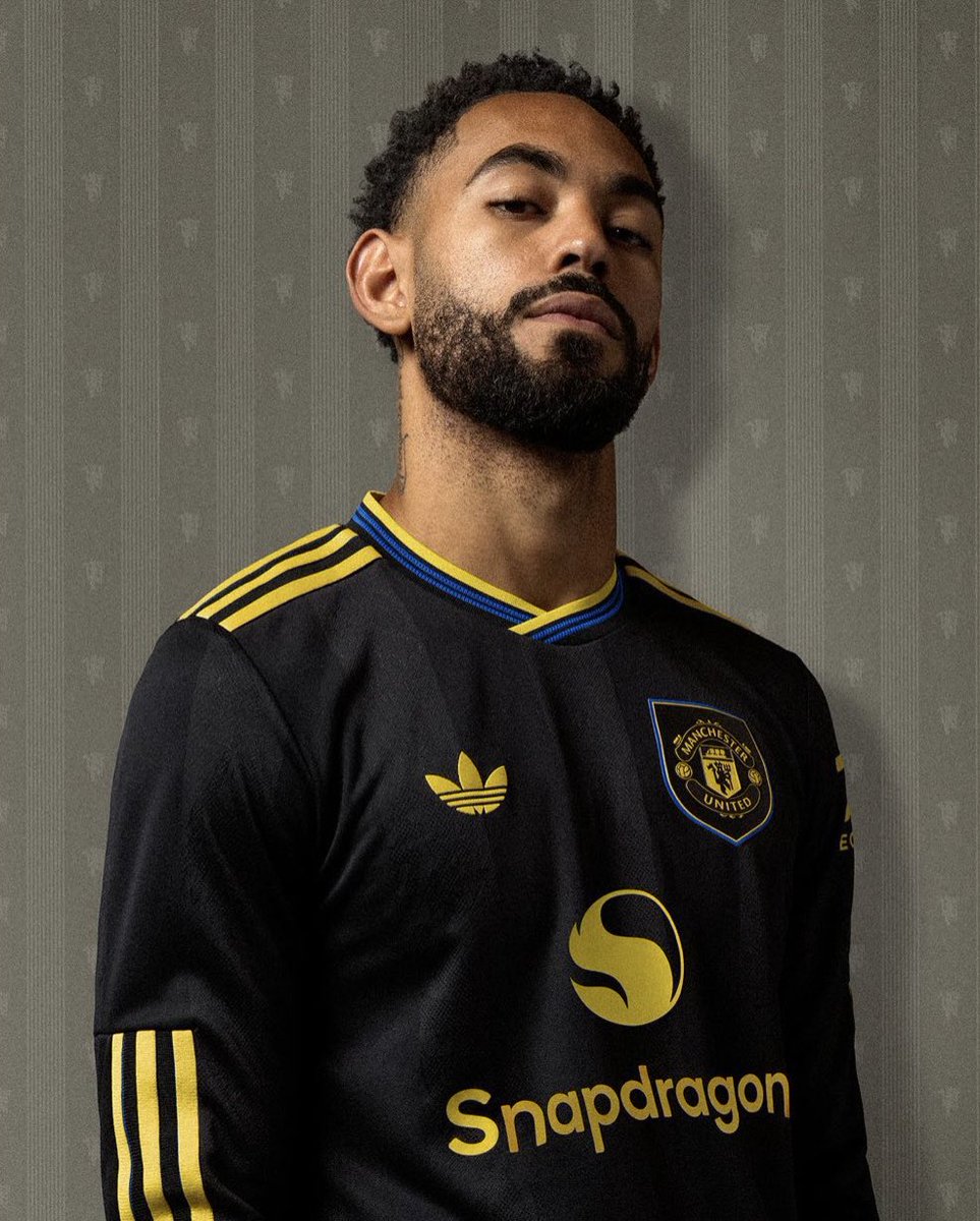 Matheus Cunha wearing Manchester United’s 2025-26 third shirt ⚫️🟡