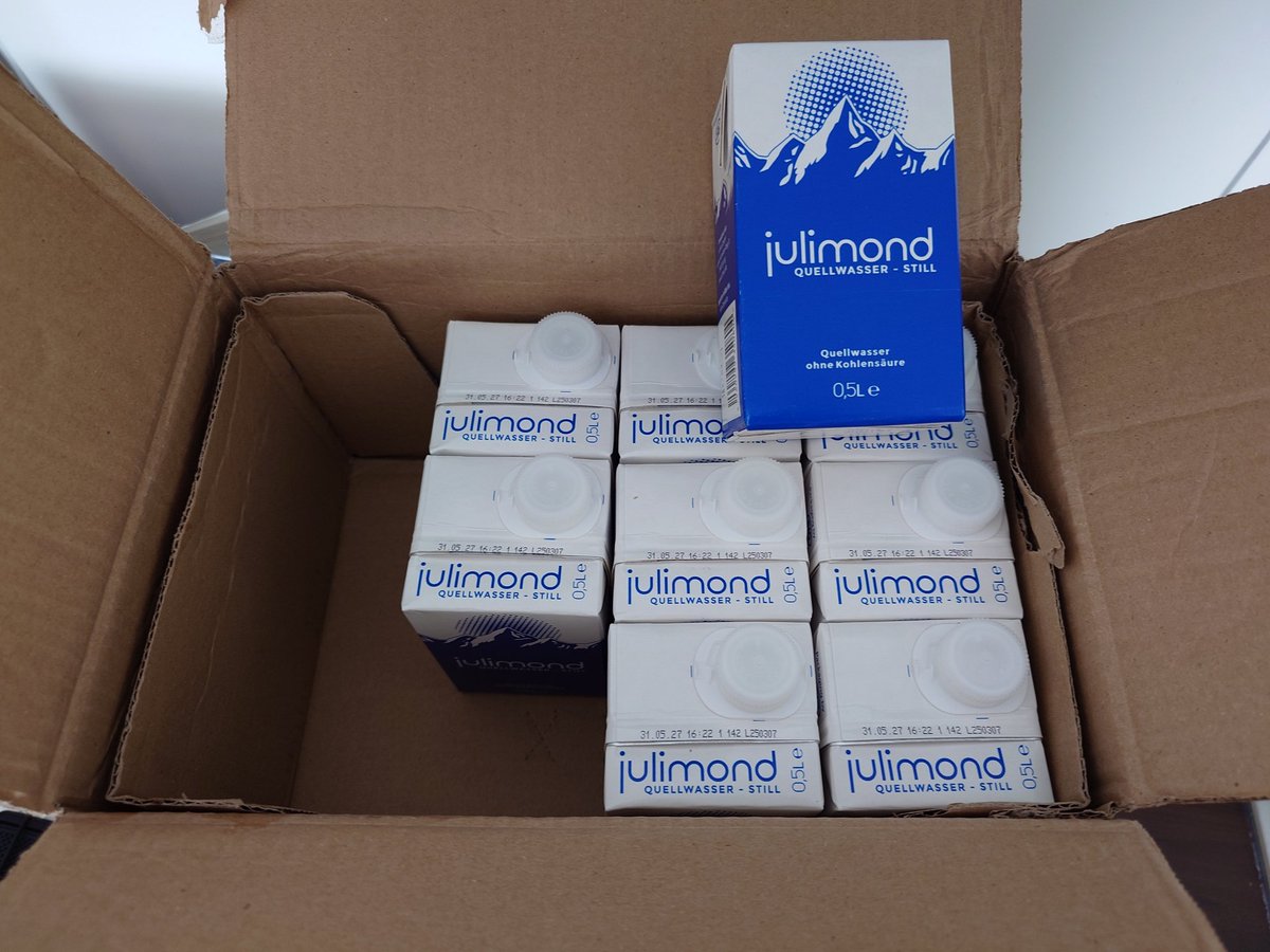 Wrdlbrmpfd_Wrdl's tweet photo. @KatzeKnusper @sheepshooter64 Nix vorbei. Hab noch einen ganzen Karton #Julimond.
https://t.co/OhCXGeRbpC https://t.co/GXjtCo3FNg