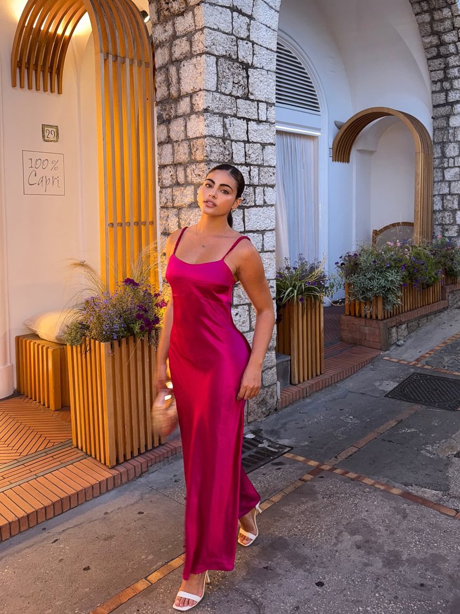 thaizze's tweet photo. ✨ Evening strolls &amp; satin dreams in Capri ✨

#CapriNights #TravelInStyle #SatinVibes #LuxuryTravel #SunsetGlow #IslandChic #WanderlustVibes #FashionTravel #SummerElegance #TravelInspo https://t.co/6fGMm9xVeA