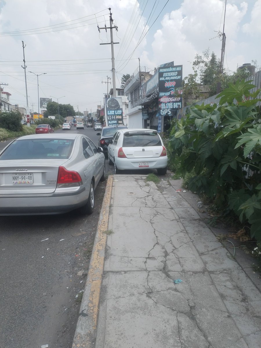 ElizBella20's tweet photo. @GobAtizapan @PoliciaAtizapan voy con mi hija pequeña y uno se tiene que bajar de la banqueta por estos estorbos 😒 esto por el zorro abarrotero dirección hacia Periférico https://t.co/Je2c1xJpCp