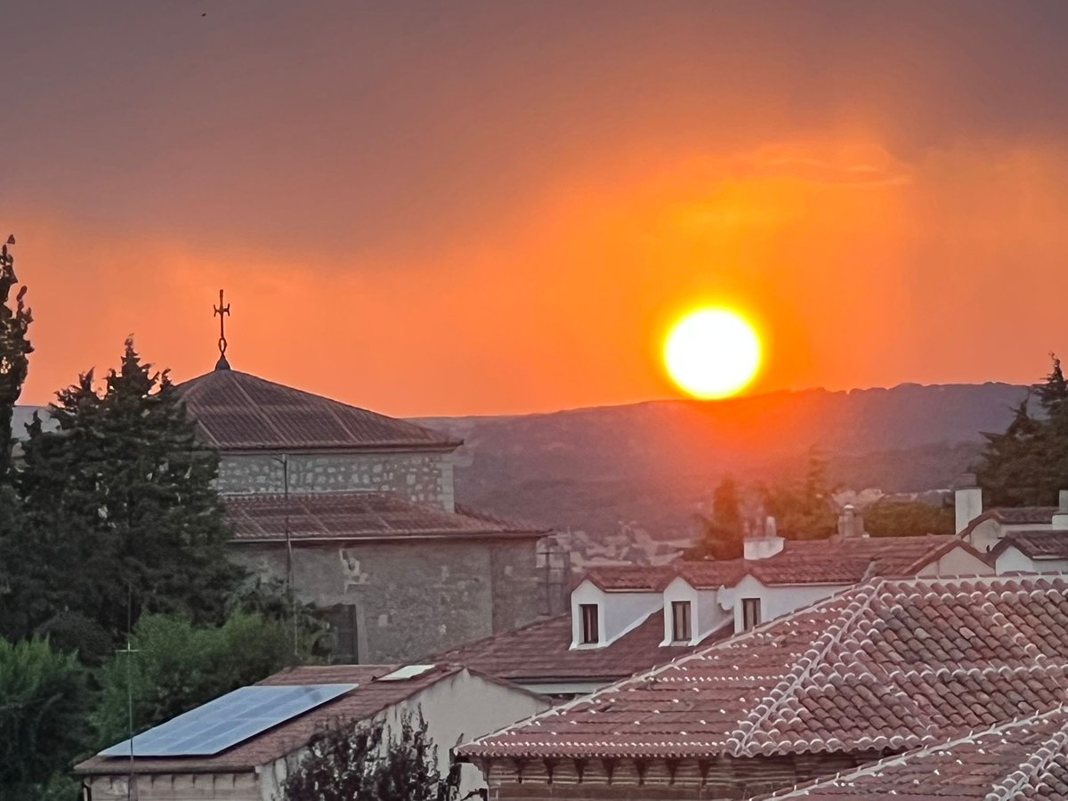 Meteoavila2's tweet photo. 🌇 Espectacular #atatdecer en la ciudad de #Ávila. Foto de @VentanasDelCiel https://t.co/DbTLHv8Ia5