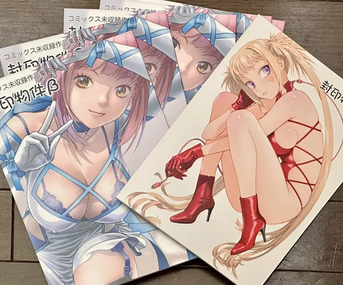 朝早くからCMで失礼します 夏コミのお知らせ 17日(日曜日)南地区jブロック14 新刊はコミックス未収録作品集3です 新グッズはアクスタ2種 よろしくお願いします カバー表,裏,アクスタ2種はこんな感じ…↓