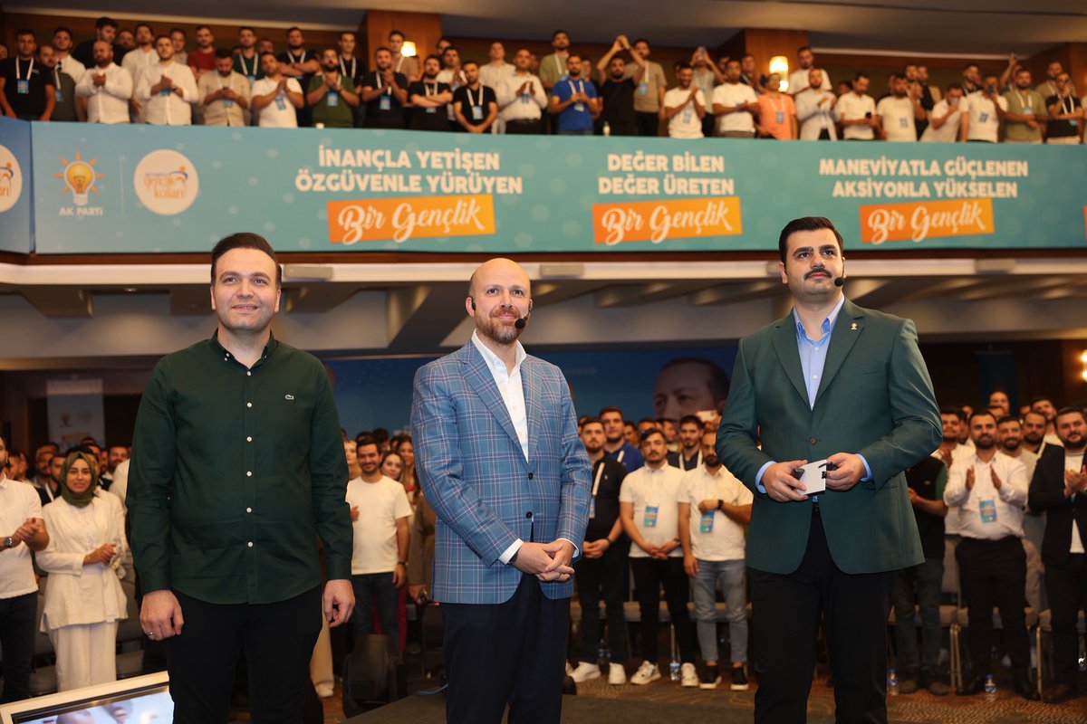 eyupkadirinan's tweet photo. Bugün, büyük bir özlemle en büyük ailemiz AK Gençlik ile yeniden kucaklaştık.
Dünyanın en büyük gençlik hareketi, AK Gençlik, yeni zaferler için Kızılcahamam’da, Gençlik Kolları Genel Başkanımız @avyusufibis öncülüğünde toplandı.

Necip Fazıl’ın dediği gibi:
“Sanma bu tekerlek kalır tümsekte;
Yarın elbet bizim, elbet bizimdir!”

Biz, yarını bugünden kuran gençlik olarak; 
CHP ve türevleri, bırakın böyle bir gençlik hareketi kurmayı, gençliğin ruhunu ve enerjisini anlamaktan bile acizdir.

Onların gençlik hayalleri sadece delege pazarlığı içindir; biz ise daha büyük hedeflere, AK Gençlik ile koşuyoruz!