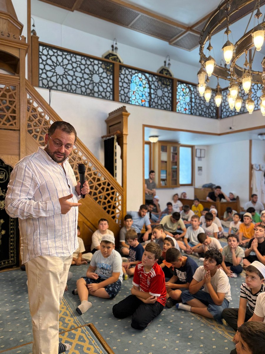 ismail_caglar_'s tweet photo. Bugün hayatımın en güzel derslerinden birini anlattım. Çamlıca Ferah Mahallesi Merkez Camii’nde yaz kursundaki gençlerle dijital dünyayı, oyunları ve sosyal medyayı konuştuk 🇹🇷🇹🇷🇹🇷 https://t.co/kQ6lvBIrb0
