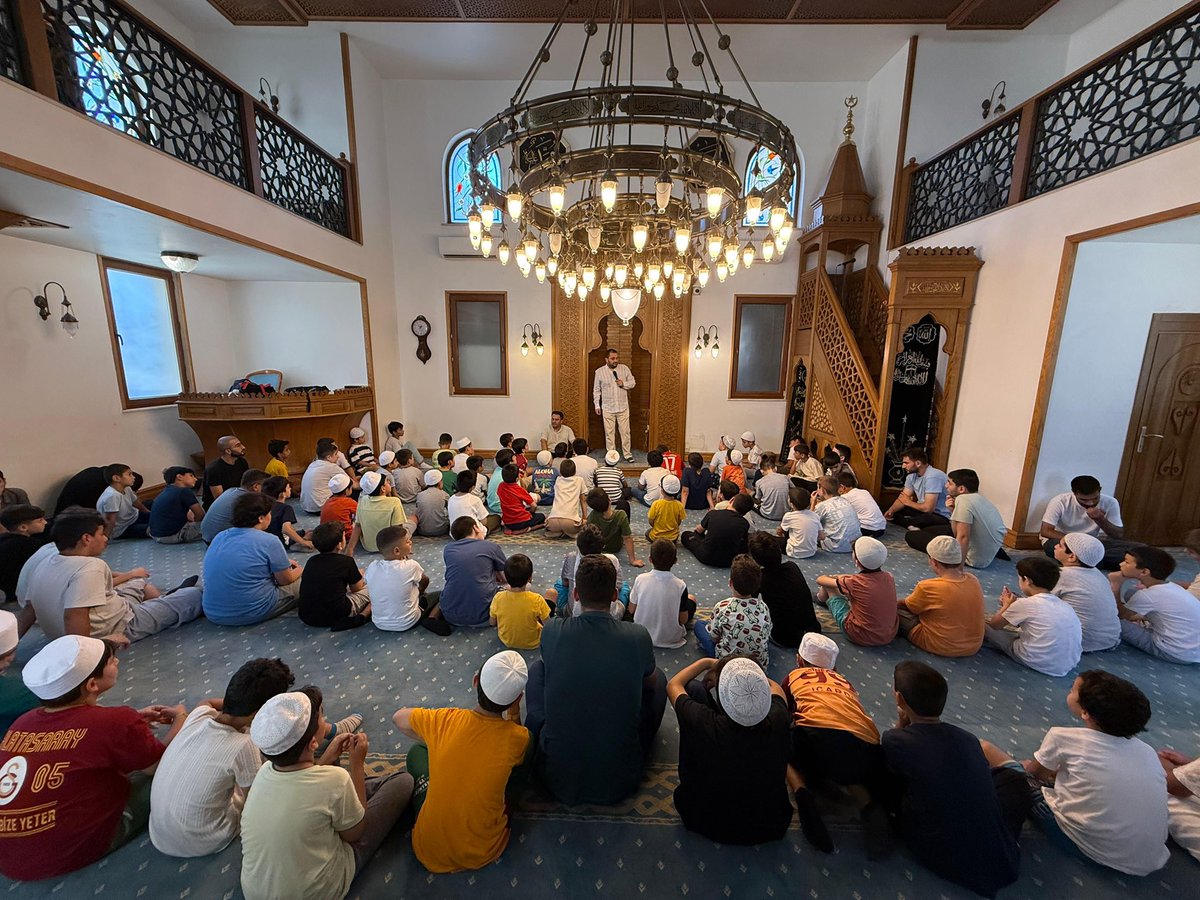 ismail_caglar_'s tweet photo. Bugün hayatımın en güzel derslerinden birini anlattım. Çamlıca Ferah Mahallesi Merkez Camii’nde yaz kursundaki gençlerle dijital dünyayı, oyunları ve sosyal medyayı konuştuk 🇹🇷🇹🇷🇹🇷 https://t.co/kQ6lvBIrb0