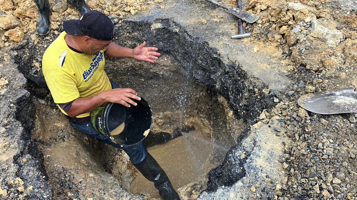 ServiciosEH's tweet photo. 📢 #ServiciosEHInforma 💦🦺🛠️| #Importante #Actualizacion

🚧 3:30pm Vecinos, luego de los trabajos de nuestra cuadrilla en conjunto con Hidrocapital, se encontró la avería en tubería de 4" con una fisura transversal en 360°. https://t.co/A8vLYwWWzJ