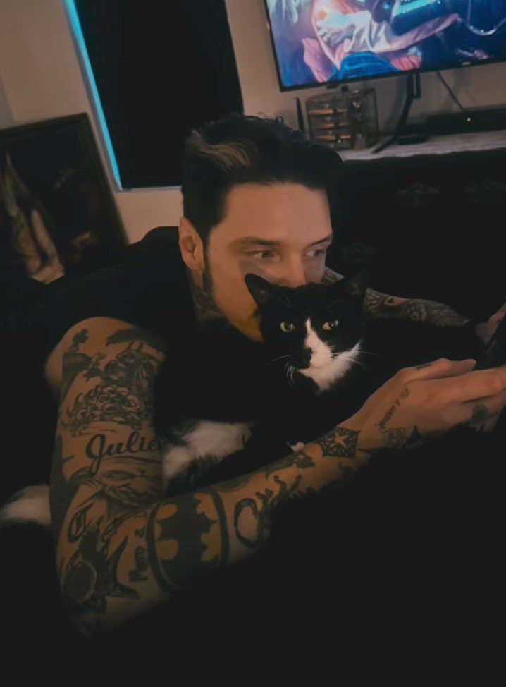 GhostofOhio's tweet image. He loves getting to chill with crow on his day off.