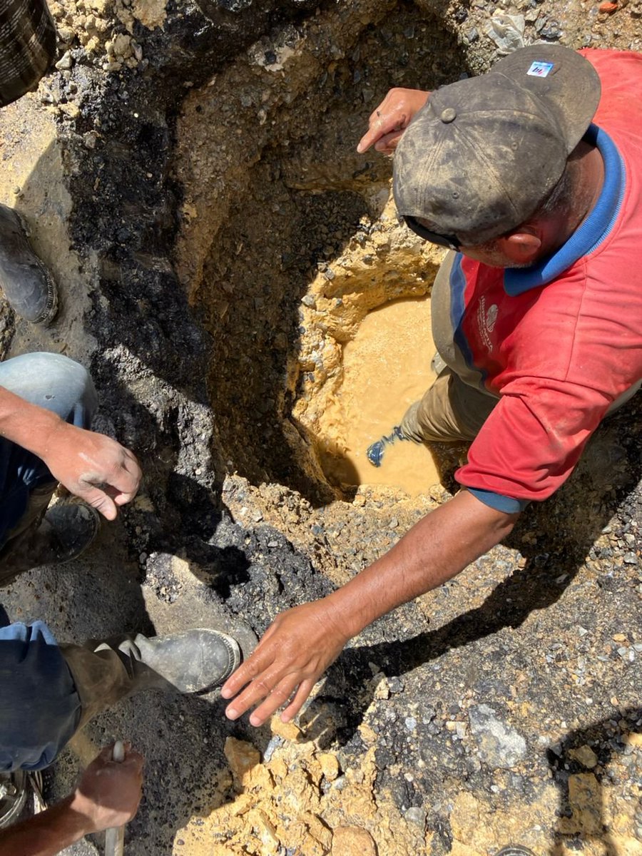 ServiciosEH's tweet photo. 📢 #ServiciosEHInforma 💦🦺🛠️| #Importante #Actualizacion

🚧 3:30pm Vecinos, luego de los trabajos de nuestra cuadrilla en conjunto con Hidrocapital, se encontró la avería en tubería de 4" con una fisura transversal en 360°. https://t.co/A8vLYwWWzJ
