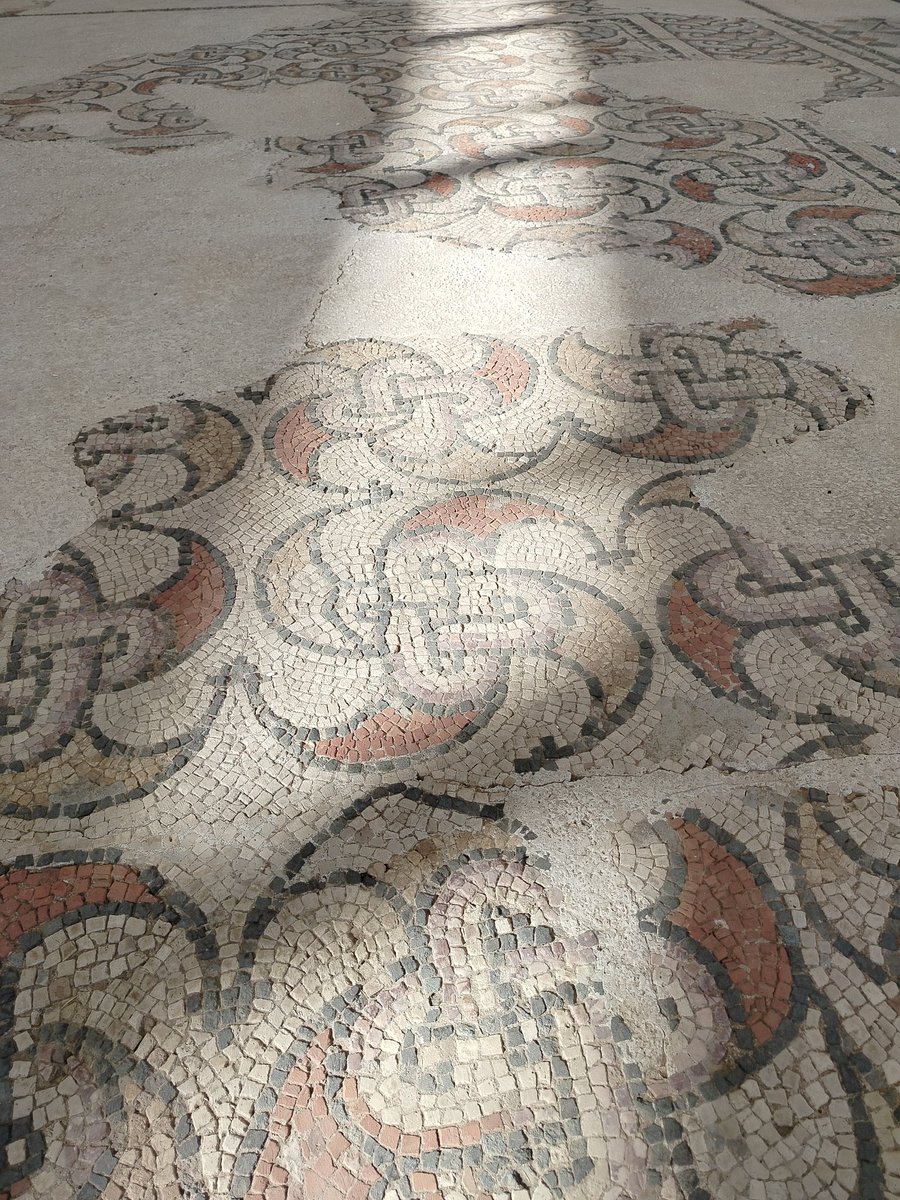 OnderCatal's tweet photo. "Arkeoloji bir yapboz gibidir, ancak hile yapıp kutuya bakamazsınız ve tüm parçalar orada değildir. "
2000 yıllık parçalar bir puzzle gibi birleştiriliyor.
#sardes #sinagog
https://t.co/eyarA7bTlm https://t.co/UdnQMneY7g