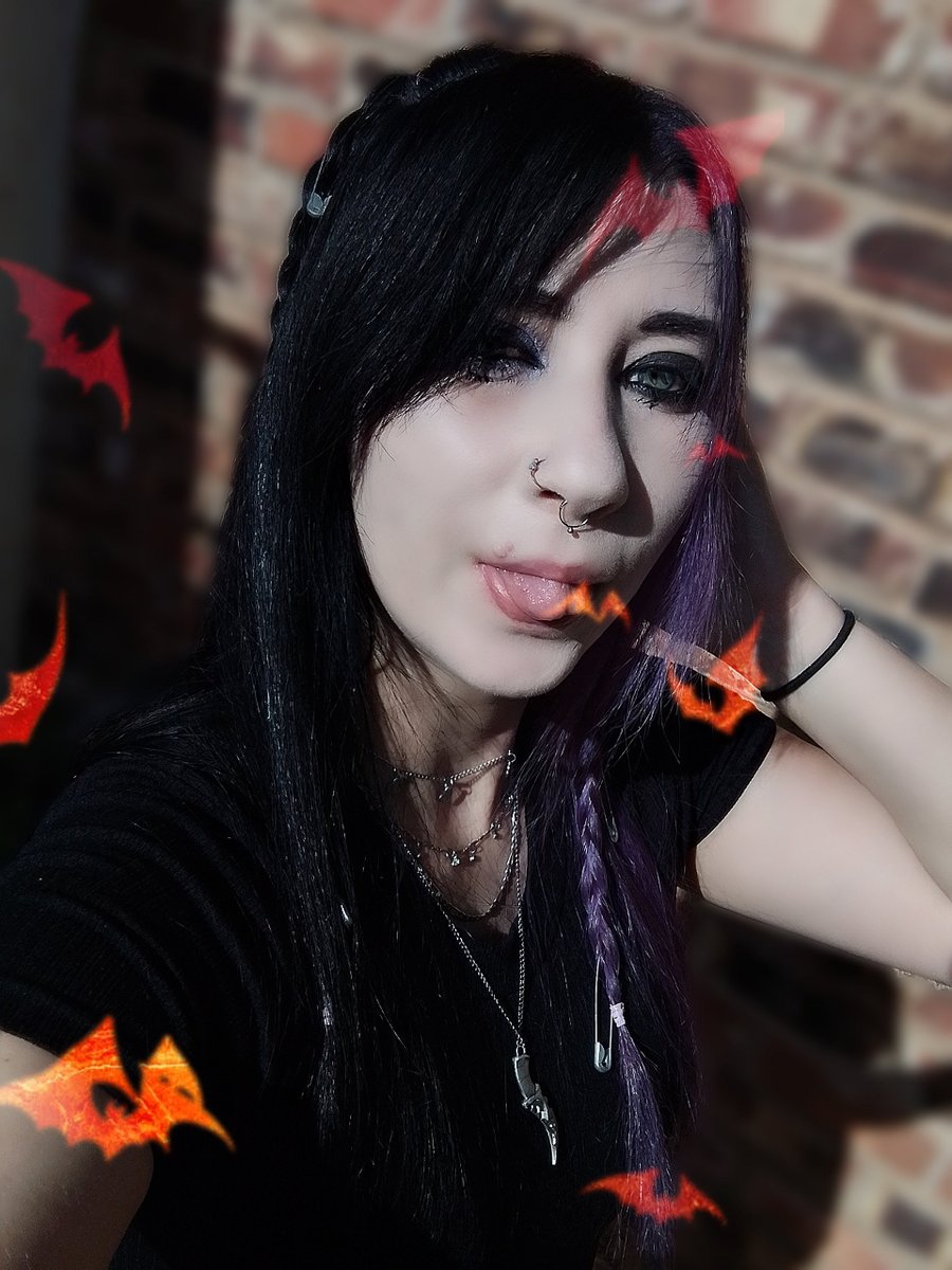 Michelliegoth's tweet photo. #MyFavoriteColors🖤💜 https://t.co/8iVDp4slR4