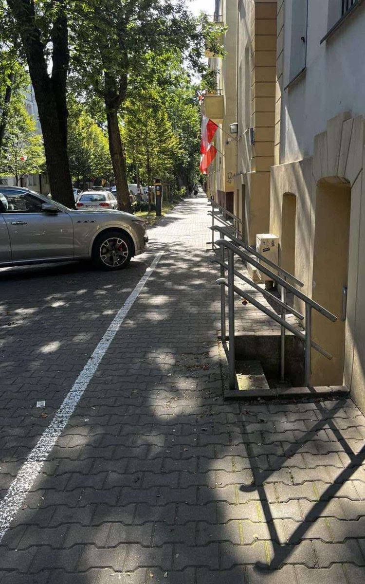 Przyjazna Puławska (@pulawskasm) on Twitter photo ❗️<a href="/ZDM_Warszawa/">ZDM Warszawa</a> w ramach SPPN sankcjonuje patologiczny układ z parkowaniem skośnym na chodniku, pozostawiając pieszym ogryzek.
Mamy dość samochocentrycznego podejścia <a href="/trzaskowski_/">Rafał Trzaskowski</a> i oczekujemy korekty! ❗️<a href="/ZDM_Warszawa/">ZDM Warszawa</a> w ramach SPPN sankcjonuje patologiczny układ z parkowaniem skośnym na chodniku, pozostawiając pieszym ogryzek.
Mamy dość samochocentrycznego podejścia <a href="/trzaskowski_/">Rafał Trzaskowski</a> i oczekujemy korekty!