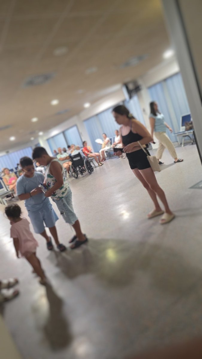 Ahora mismo, en el HUBU de #Burgos están dando entre 6 y 8 horas de espera para atender en Urgencias y diciendo a la gente que se vaya al Divino Vallés.

Esto es el resultado de la desastrosa gestión del PP que lleva décadas degradando la sanidad pública de CyL.