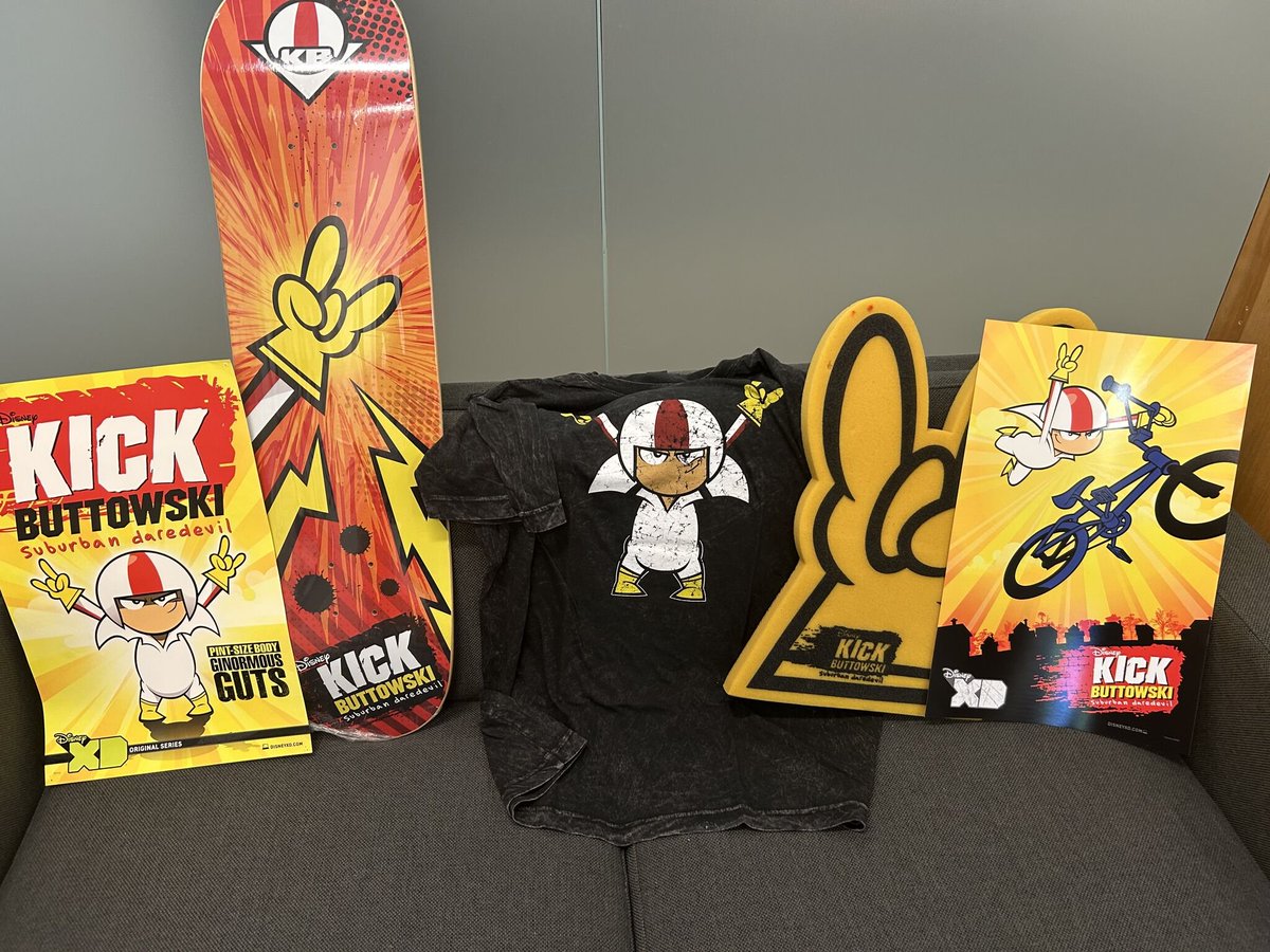 DTVANews's tweet image. Check these "KICK BUTTOWSKI: SURBUBAN DAREDEVIL" items given to Disney TVA crew members all the way back in 2010 as part of the press tour for the show. 🤘⚡️

📷Jay Francis (Disney Television Animation VP of Development and Current)

#KickButtowski #KickButtowskiSurbubanDaredevil