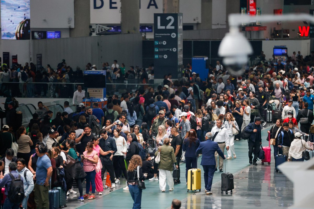 El_Universal_Mx's tweet photo. 🔴 ✈️Cientos de personas continúan formadas en la Terminal 2 del AICM en espera del estatus de sus vuelos luego de que se suspendieran debido a las intensas lluvias de anoche. Algunos pasajeros comentan que llevan hasta 19 horas formados.

FOTOS: Diego Simón Sánchez | EL UNIVERSAL