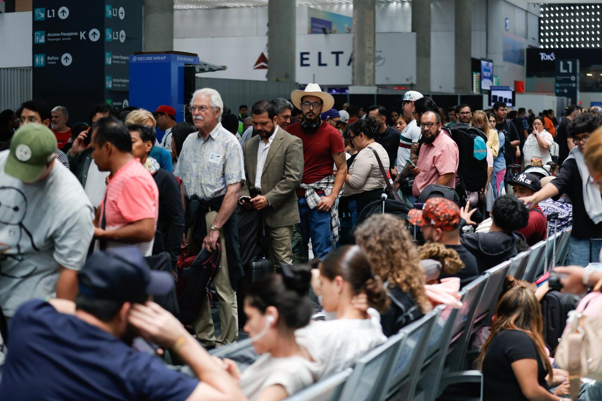 El_Universal_Mx's tweet photo. 🔴 ✈️Cientos de personas continúan formadas en la Terminal 2 del AICM en espera del estatus de sus vuelos luego de que se suspendieran debido a las intensas lluvias de anoche. Algunos pasajeros comentan que llevan hasta 19 horas formados.

FOTOS: Diego Simón Sánchez | EL UNIVERSAL