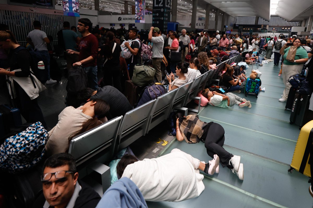 El_Universal_Mx's tweet photo. 🔴 ✈️Cientos de personas continúan formadas en la Terminal 2 del AICM en espera del estatus de sus vuelos luego de que se suspendieran debido a las intensas lluvias de anoche. Algunos pasajeros comentan que llevan hasta 19 horas formados.

FOTOS: Diego Simón Sánchez | EL UNIVERSAL
