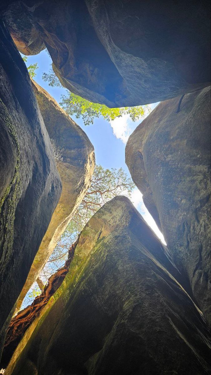 - Мамо, я хочу Xbox!
- У нас є Xbox удома.
Xbox удома (фото зсередини печери в Карпатах)