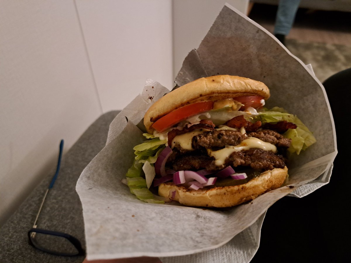 Mistä tosi ystävän tuntee? Siitä, että hän laittaa maanantai-illan ratoksi viestin, että aikoo paistella burgereita, on kutsunut muutamia ukkoja syömään ja kysyy minuakin völjyyn. En tiedä olenko koskaan missään syönyt näin hyvää burgeria!