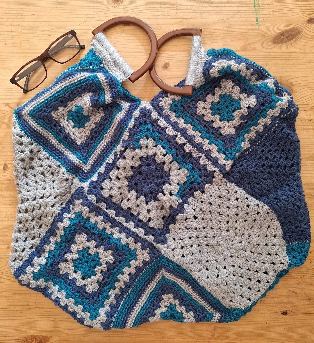 I didn't love the little handles so I recycled an old belt to make it a cross body bag!
#BusyHandsQuietMind #ShinglesShananagans