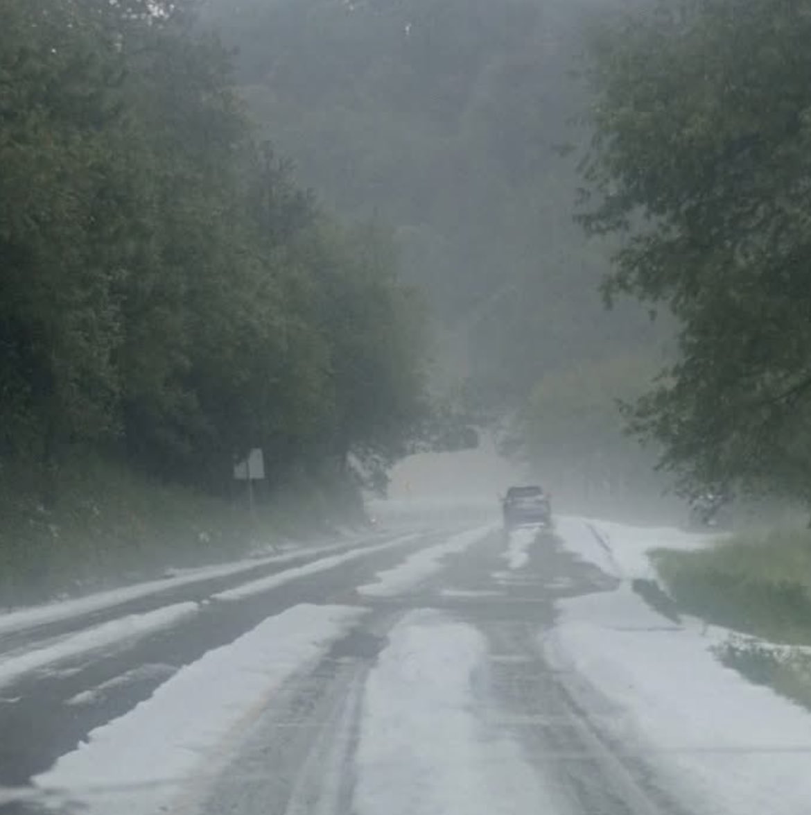 #ReporteVial

Esta tarde, se reporta una fuerte lluvia y granizo en la autopista Mexico - Cuernavaca en el tramo entre Parres y Tres Marías. 

Maneja con precaución al circular por la zona.