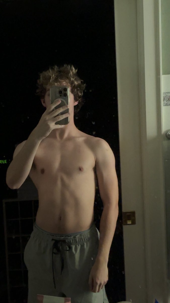 MelodicOverd0se's tweet photo. last upper body day of the summer gonna actually start bulking soon https://t.co/To8F5Tan0o