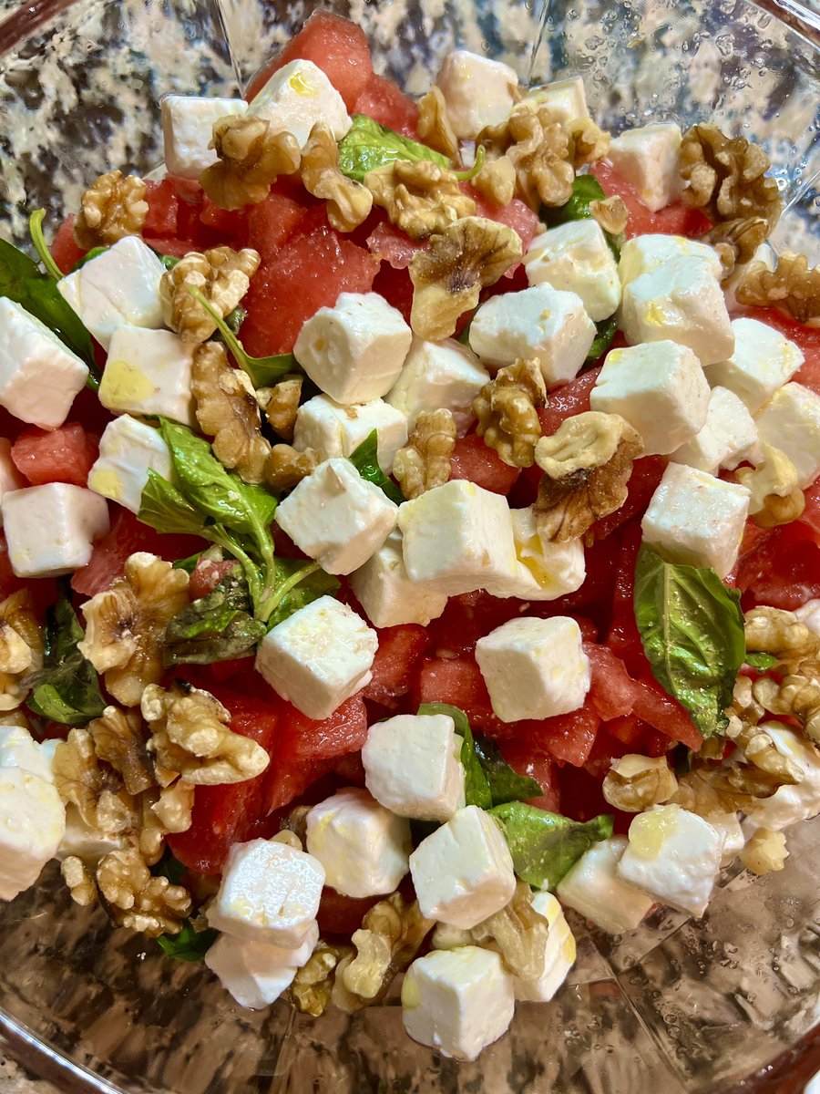 larotesmeyer's tweet photo. La ensalada del verano:
Sandía, queso feta, nueces, albahaca, aceite de oliva virgen extra, sal rosa y el zumo de medio limón y de media lima.
Es una maravilla. https://t.co/08P0kPLeIp