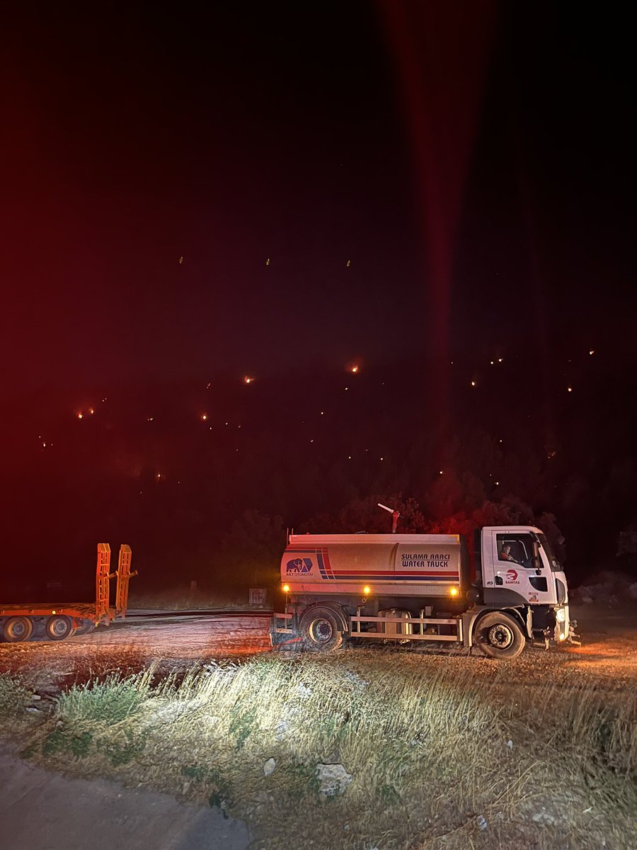 Çanakkale kötü durumda 3 ayrı yerde büyük yangın var kumanya su tıbbi malzeme ne bulduysak ekiplere ulaştırıyoruz