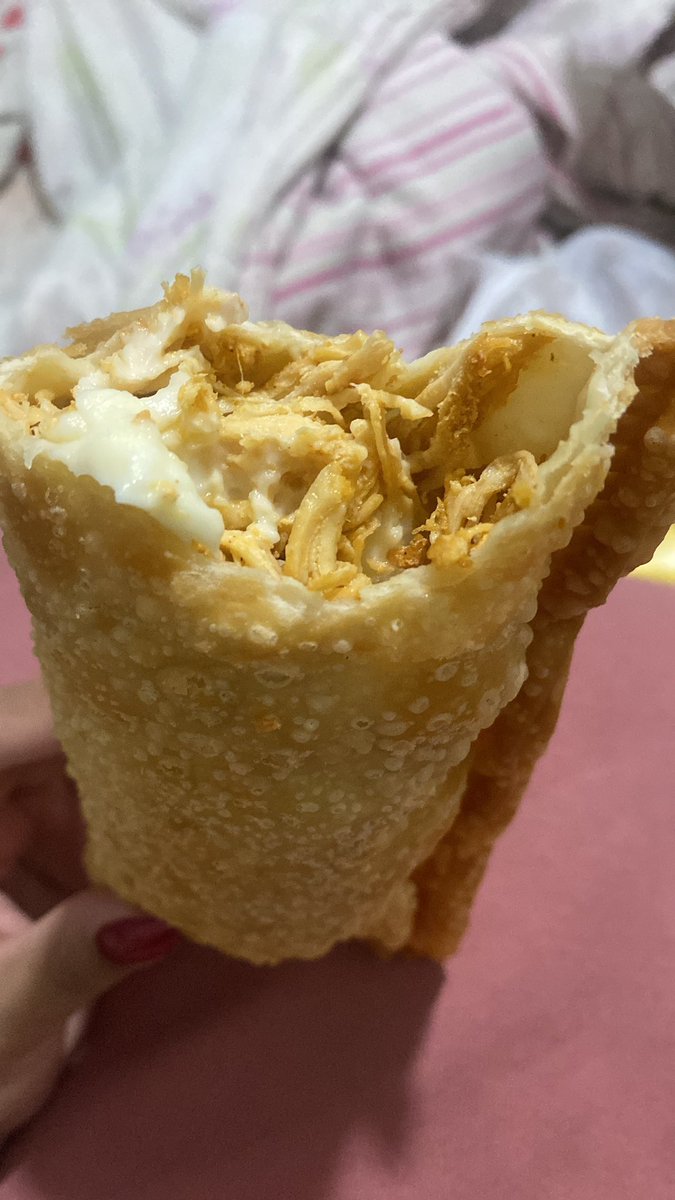 AS VEZES A GENTE SO PRECISA DE UM PASTEL DE FRANGO BEM RECHEADO