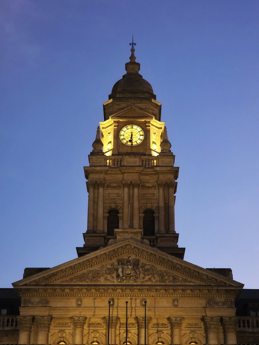 Cape Town City Hall's clock tower illuminated against the twilight sky...🌃🌙
#capetown #cityhall #clocktower #twilightsky #lecap #capetownsouthafrica #visiteguidéeducap #AfriqueduSud #votrecousinducap #themothercity #SouthAfrica #bluehour