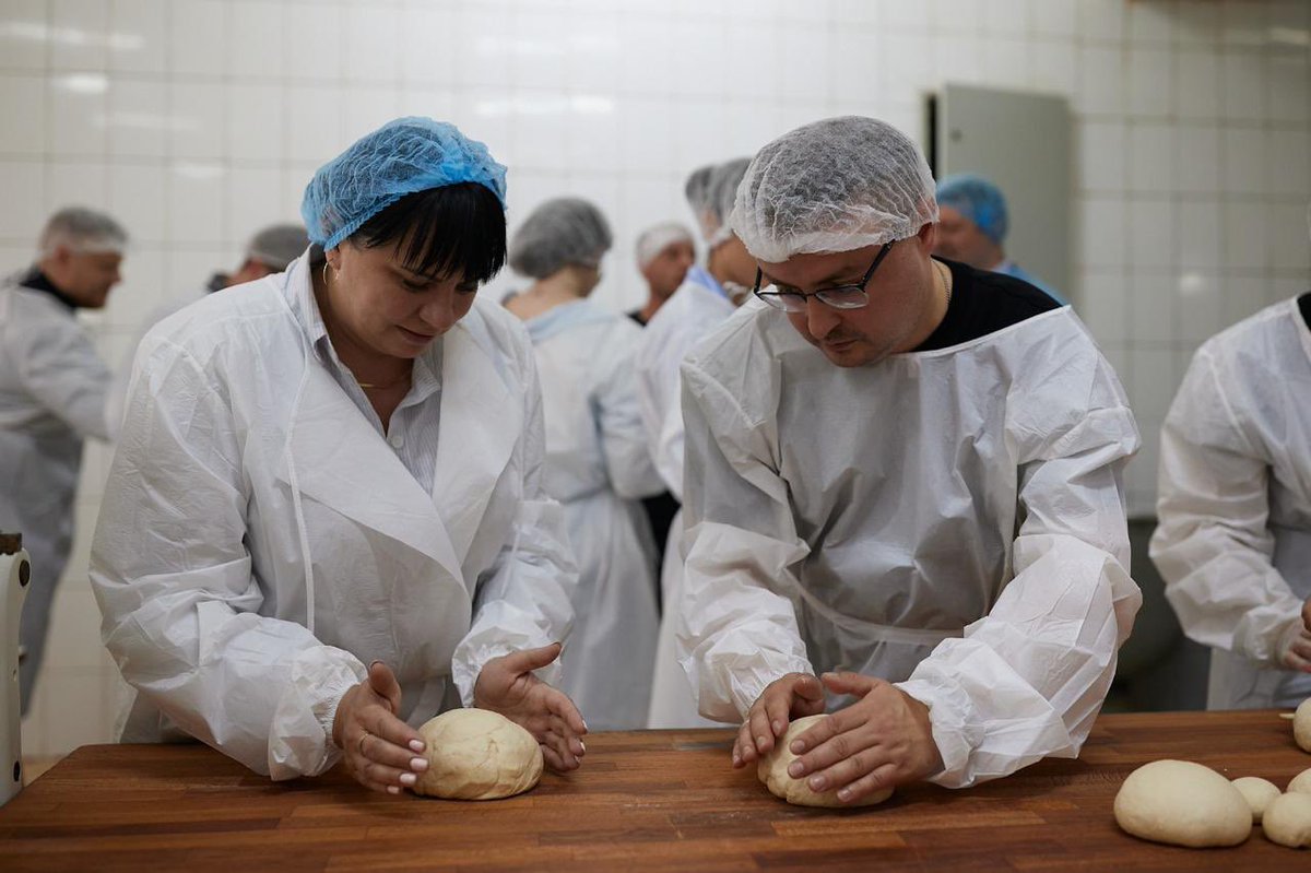 🇺🇦Здійснили робочий візит до Коростеня 

Відвідали одну з філій Укразалізниці та підприємство "Твій Хліб". Відзначили працівників нагородами <a href="/verkhovna_rada/">Верховна Рада України</a> і подякували за їхню непросту, та надважливу працю. Провів черговий прийом громадян

Працюємо далі!
facebook.com/share/p/1B8cLk…