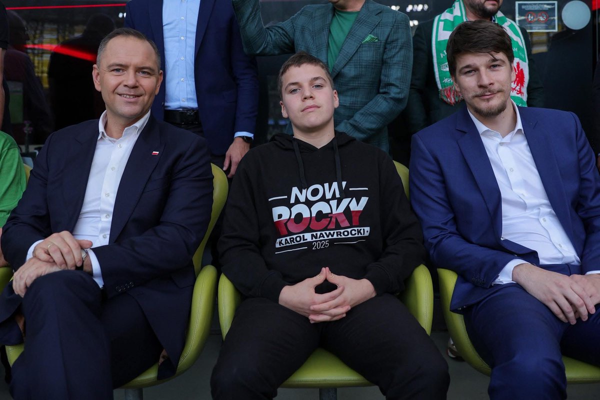 Pozdrowienia dla Was od Rodziny Nawrockich prosto z meczu ⚽️😎🇵🇱😃