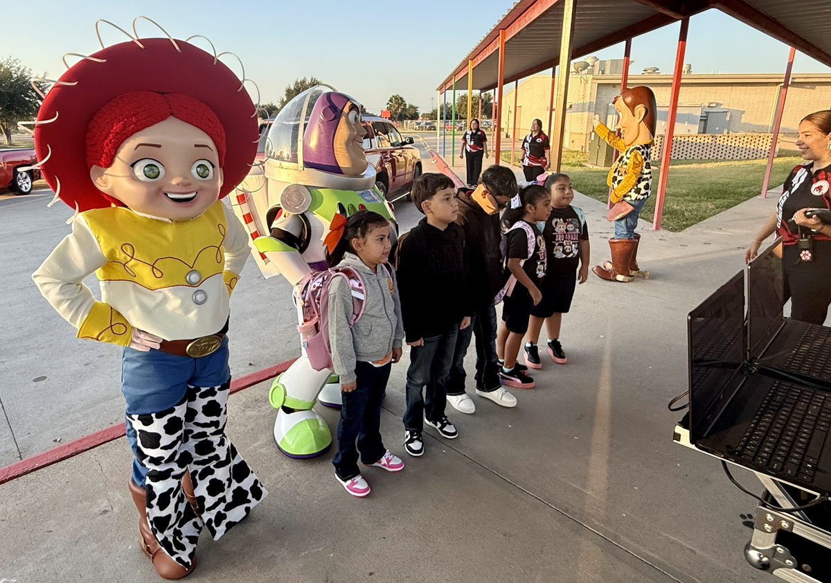 jfk_elementary's tweet photo. 🚀✨ What an exciting first day at JFK Elementary! Buzz Lightyear, Woody, and Jessie dropped by to welcome our students back with music and lots of fun! 🎶🌟 The kids loved it — a fantastic way to kick off the year! 🎉🎈 #JFKElementary #FirstDayFun #ToyStoryWelcome @lajoyaisd https://t.co/pMdsgVdpDx