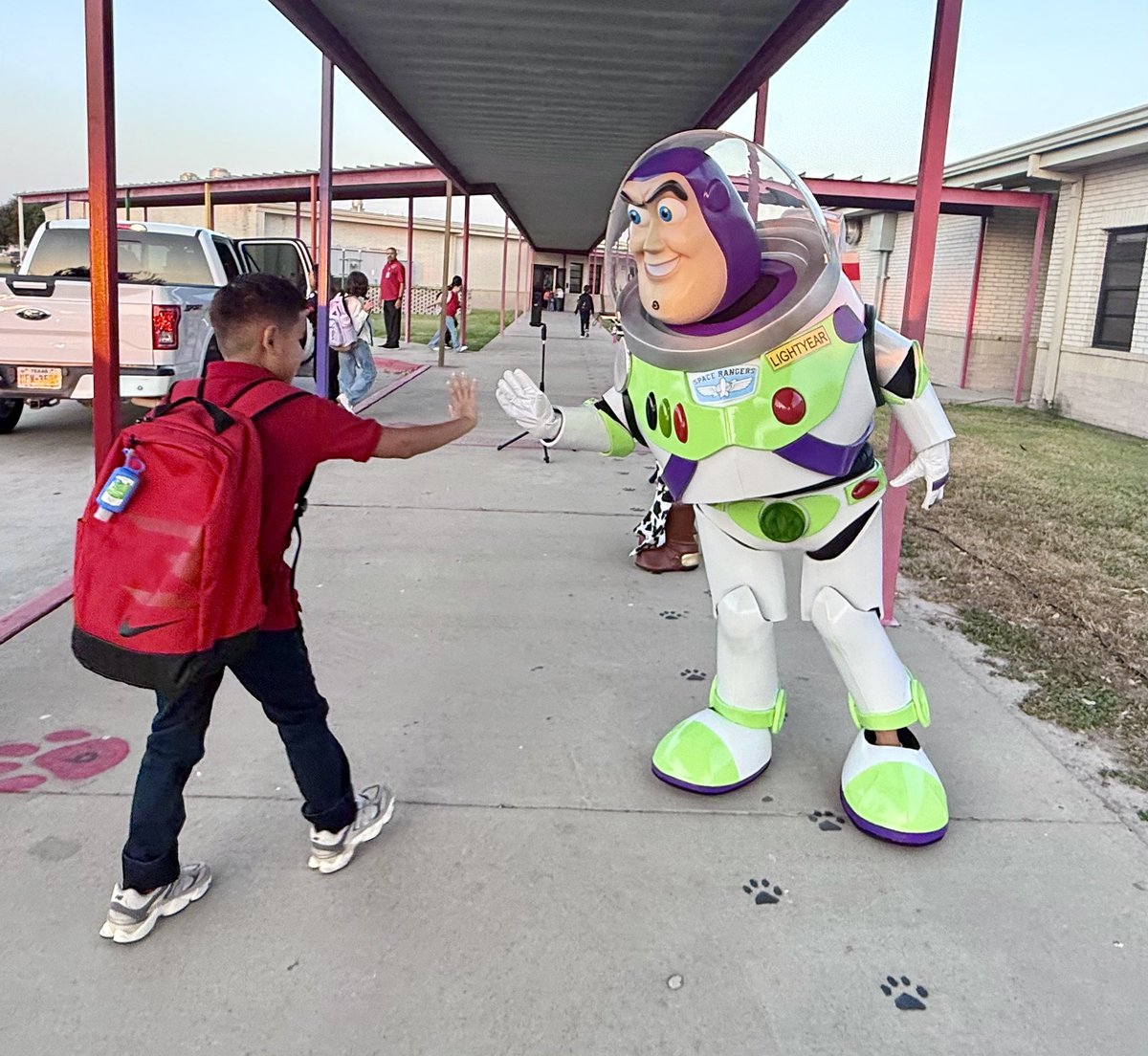 jfk_elementary's tweet photo. 🚀✨ What an exciting first day at JFK Elementary! Buzz Lightyear, Woody, and Jessie dropped by to welcome our students back with music and lots of fun! 🎶🌟 The kids loved it — a fantastic way to kick off the year! 🎉🎈 #JFKElementary #FirstDayFun #ToyStoryWelcome @lajoyaisd https://t.co/pMdsgVdpDx